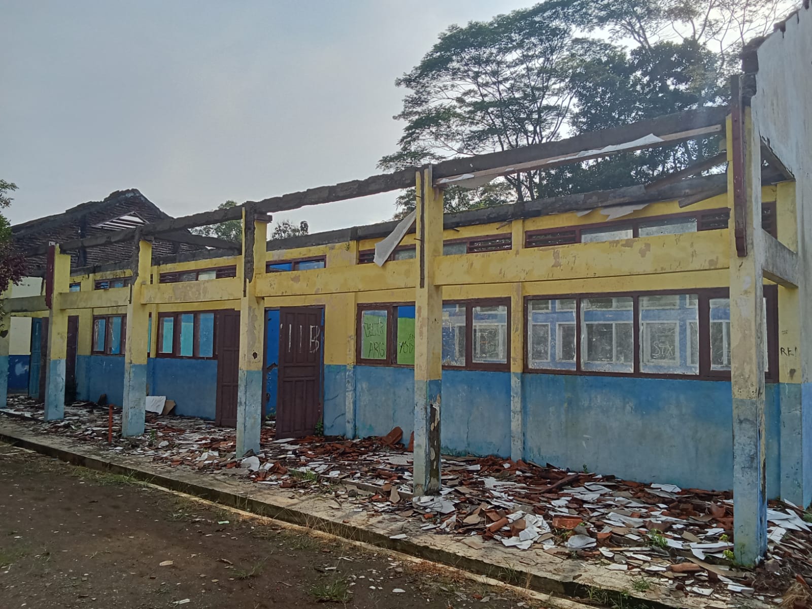 SMPN 1 CIKAUM ROBOH RESPON REAKTIF  DINAS PENDIDIKAN DIPERTANYAKAN