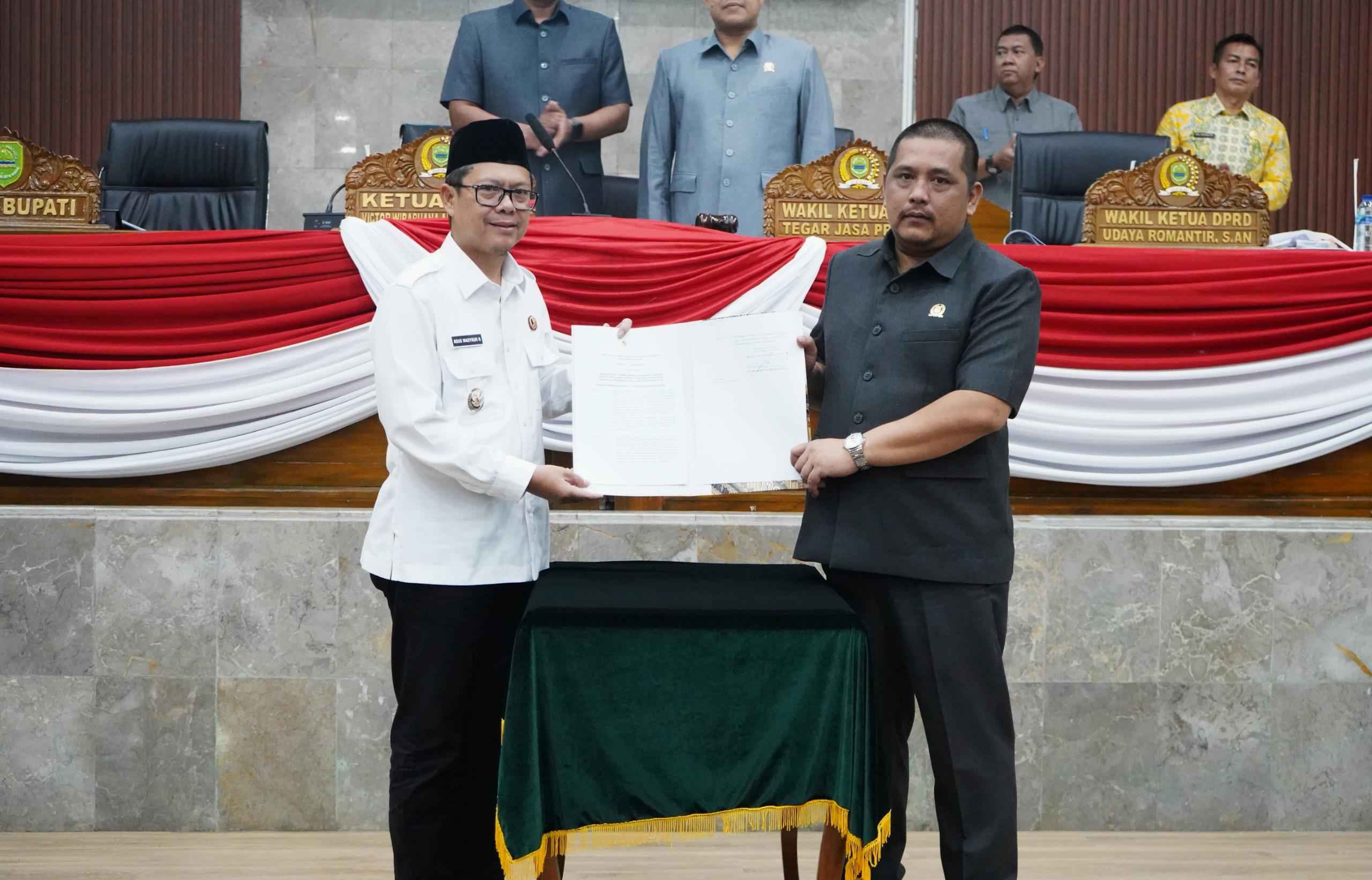 RAPERDA DESA DAN LKPJ BUPATI 2025 DI SAHKAN